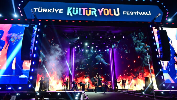 Hasretinle Van’da Yankılandı: Kıraç Sahnesiyle Unutulmaz Bir İz Bıraktı!