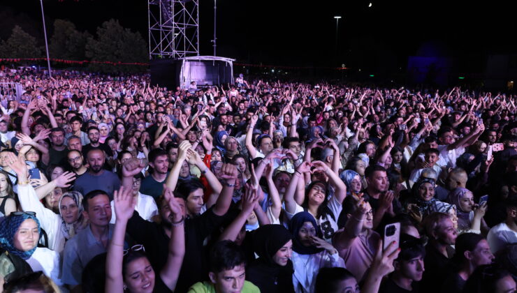 Nar Danesi ve Bahçe Duvarı İle Unutulmaz Konser: Kıraç Konyalı Müzikseverleri Büyüledi!