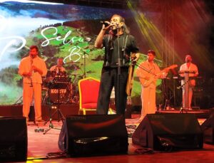Bursa’da Unutulmaz Gece! Koliva ve Selçuk Balcı Aynı Sahnede!