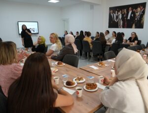 Keçiören’de Aileler İçin Kritik Buluşma: Ergenlik Dönemini Anlamak Seminerine Yoğun İlgi!