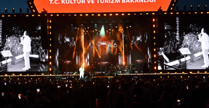 Ferhat Göçer Hit Şarkılarıyla Sakarya’yı Mest Etti