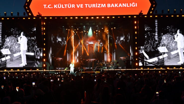 Ferhat Göçer Hit Şarkılarıyla Sakarya’yı Mest Etti