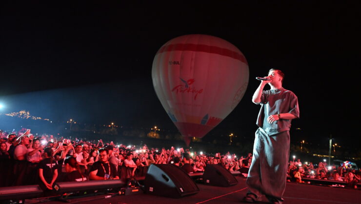 Poizi’den Ezber Bozan Konser! Şarkılar Kadar Barıştırdığı Çift Konuşuldu