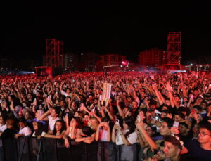 Simge’den Muhteşem Performans: Malatyalı Müzikseverler Sahneye Kilitlendi!