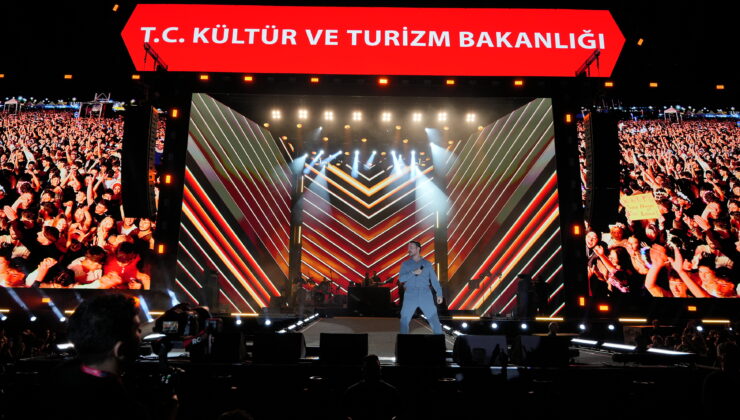 Festivalin Dördüncü Gününde Sinan Akçıl Sahne Aldı: Erzurum’da Müzik Dolu Gece!