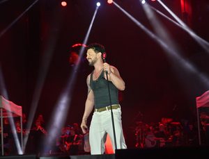 Ordu’da Murat Boz Rüzgârı: Türkiye Kültür Yolu Festivali’nde Unutulmaz Yağmur Altı Konseri!