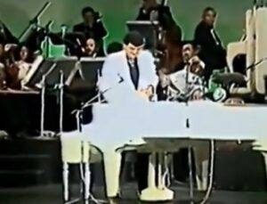 Türk Eğitim Vakfı’ndan Beyaz Piyanonun Üstadına Vefa: Ferdi Özbeğen 85. Yaşında Anılıyor!
