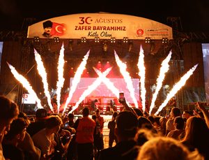 Meydanlara Sığmayan Milli Coşku: Başkan Mesut Özarslan Keçiören lilerle Omuz Omuza!