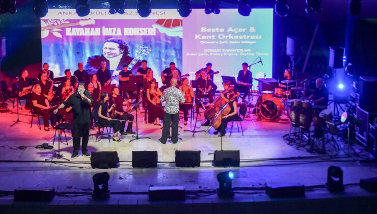 Ankaralılar ‘Kayahan İmza Konseri’ ile 90’lar nostaljisi yaşadı