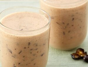 Evde Yaban Mersinli ve Muzlu Smoothie Hazırlama Rehberi