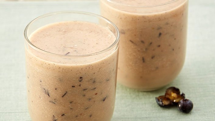 Evde Yaban Mersinli ve Muzlu Smoothie Hazırlama Rehberi