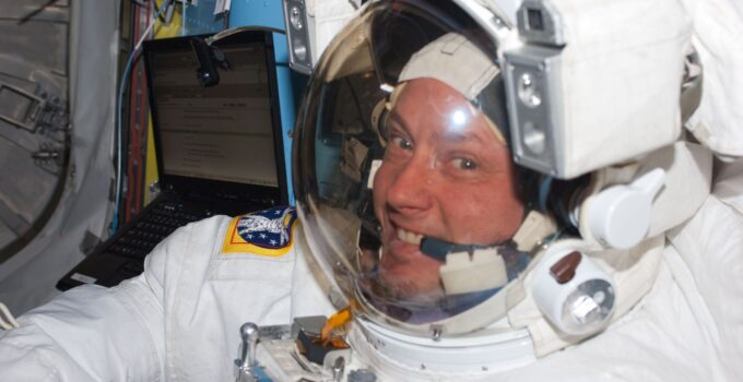 NASA Astronotu Mike Fincke Otuz Yıllık Kariyerinin Ardından Emekliye Ayrıldı