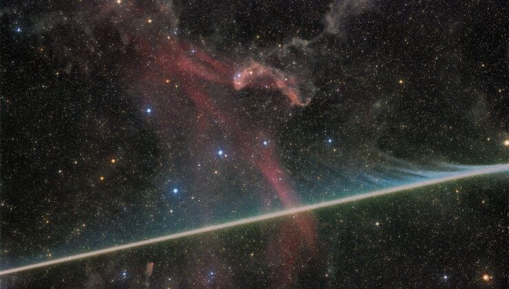 NASA’nın Günün Astronomi Fotoğrafında Lacerta Bulutsusu ve Meteor İzleri