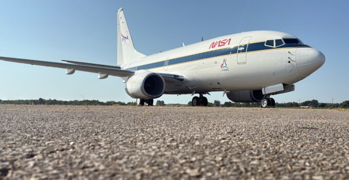 NASA’nın Yeni Boyanan 737 Uçağı Ay Görevleri İçin Hazırlanıyor