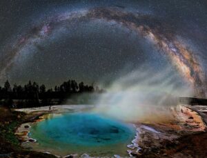 Yellowstone Milli Parkı’ndaki Silex Kaynağı ve Samanyolu Galaksisi