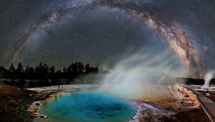 Yellowstone Milli Parkı’ndaki Silex Kaynağı ve Samanyolu Galaksisi