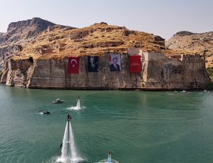 Rumkale Coşkusu Suya Ve Havaya Taşındı: Nefes Kesen Gösterilerle Festival Sona Erdi!