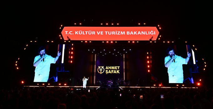 ‘Biz İşte Buradayız’ Şarkısı Hep Bir Ağızdan Söylendi: Ahmet Şafak’tan Unutulmaz Sahne!
