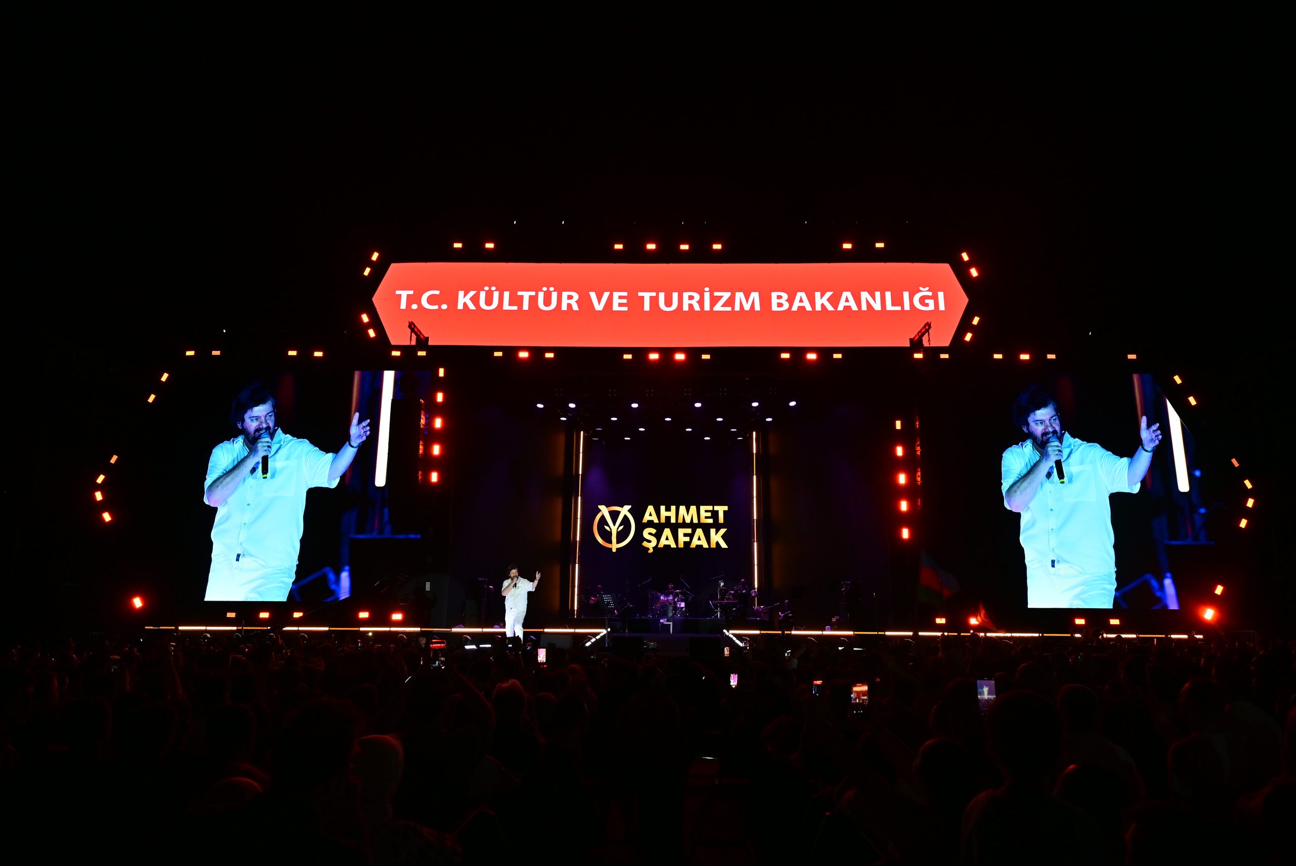 ‘Biz İşte Buradayız’ Şarkısı Hep Bir Ağızdan Söylendi: Ahmet Şafak’tan Unutulmaz Sahne!