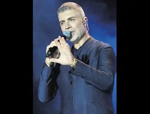 Galataport Saat Kulesi Meydanı Binlerle Doldu: Özcan Deniz’le Unutulmaz Gece!
