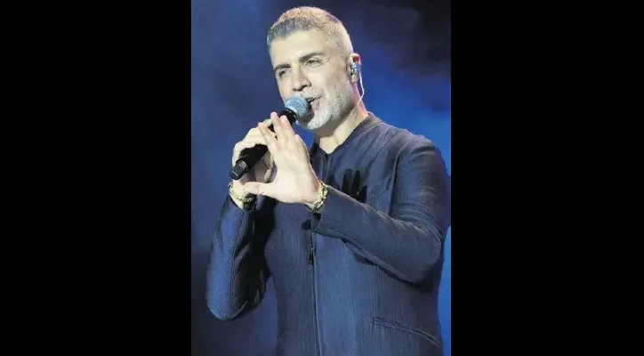 Galataport Saat Kulesi Meydanı Binlerle Doldu: Özcan Deniz’le Unutulmaz Gece!