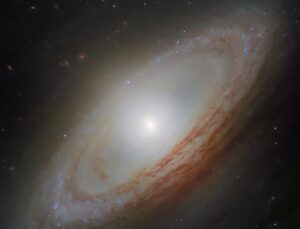 Hubble Uzay Teleskobu NGC 4698 Gökadasındaki Sıra Dışı Yapıyı Görüntüledi
