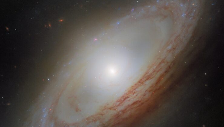 Hubble Uzay Teleskobu NGC 4698 Gökadasındaki Sıra Dışı Yapıyı Görüntüledi
