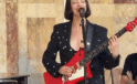 St. Vincent, Paris Moda Haftası’nda Yeah Yeah Yeahs Parçasını Seslendirdi