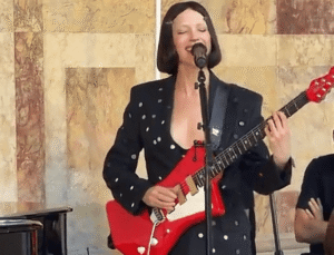 St. Vincent, Paris Moda Haftası’nda Yeah Yeah Yeahs Parçasını Seslendirdi