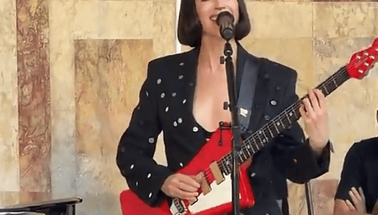 St. Vincent, Paris Moda Haftası’nda Yeah Yeah Yeahs Parçasını Seslendirdi